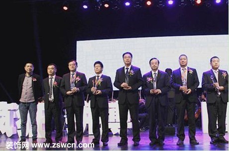 右三:慕思总裁姚吉庆获得2013年度中国杰出营销人“金鼎奖”