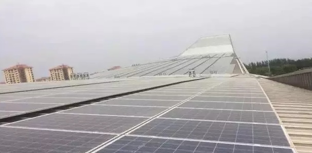 北京市光伏发电奖励办法和新能源利用媒体通气会——北京清芸阳光能源科技有限公司产品总监孟凡军接受北京晚报记者采访