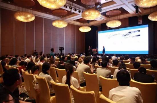 欧普约会大师:用光让你在工作时“分心”