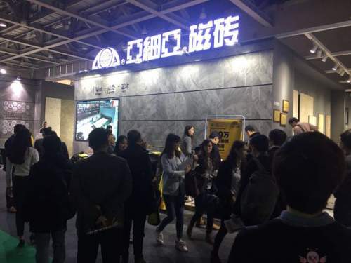 炸开了!广州设计周首日亚细亚展位人满为患